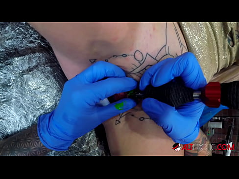 ❤️ Extreem getatoeëerde hottie Sully Savage kreeg een tatoeage op haar clitoris ❤️❌ Fucking video at nl.bookland.top ﹏